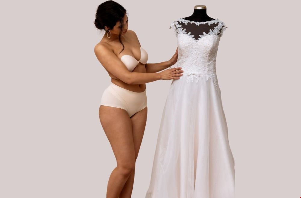 Bij CurvesWear denken ze ook aan wat je ónder je trouwjurk draagt Bij CurvesWear denken ze ook aan wat je ónder je trouwjurk draagt