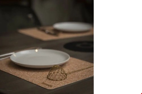 Deze placemats zijn gemaakt van restmateriaal van vinyl vloeren