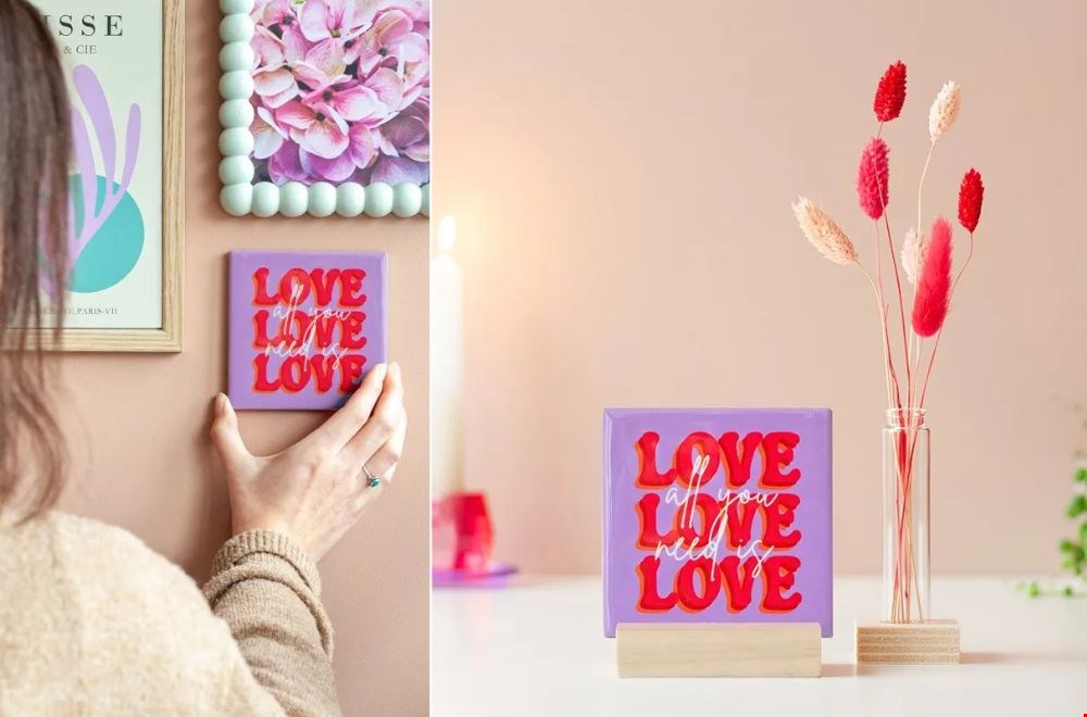 Er gaat niets boven een echte knuffel, maar dit All you need-tegeltje komt wel dicht in de buurt Er gaat niets boven een echte knuffel, maar dit All you need-tegeltje komt wel dicht in de buurt