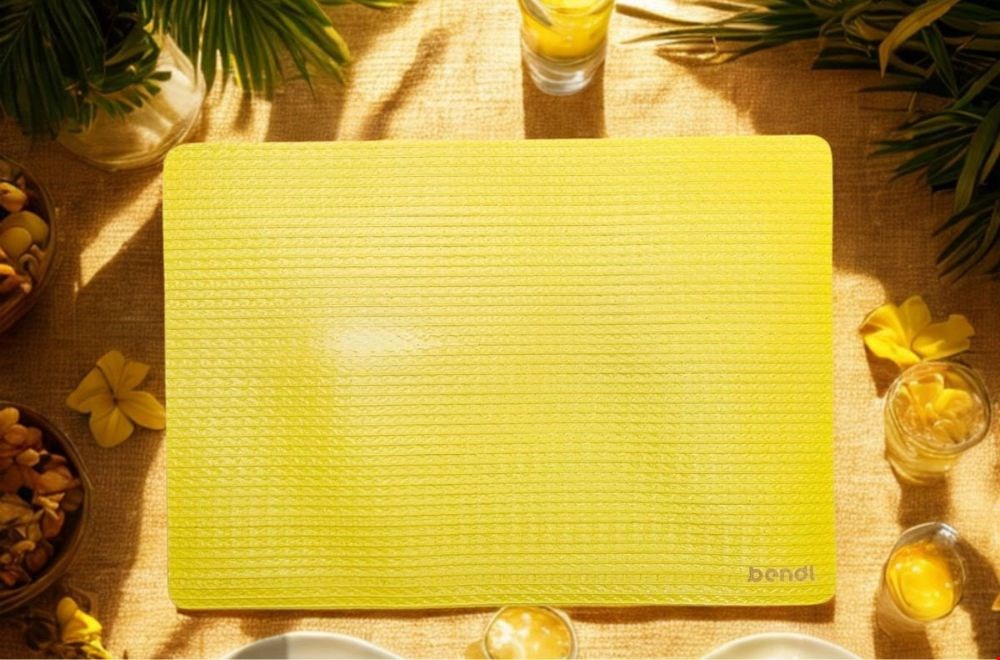Deze zomers gele placemat is gemaakt van upcycled brandslang Deze zomers gele placemat is gemaakt van upcycled brandslang