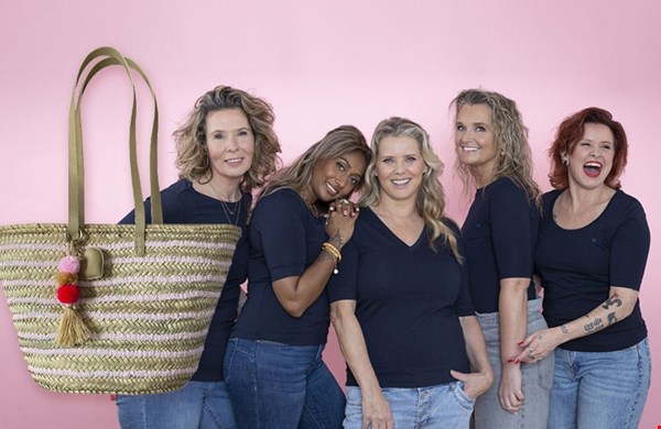Win een classic navy shirt én rieten tas van Le Shirt BB t.w.v. € 77,-!