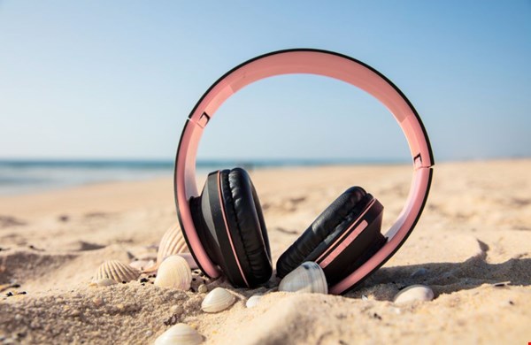 Dit wil je horen: meer dan 30 podcast- en luisterboeken voor deze zomer!