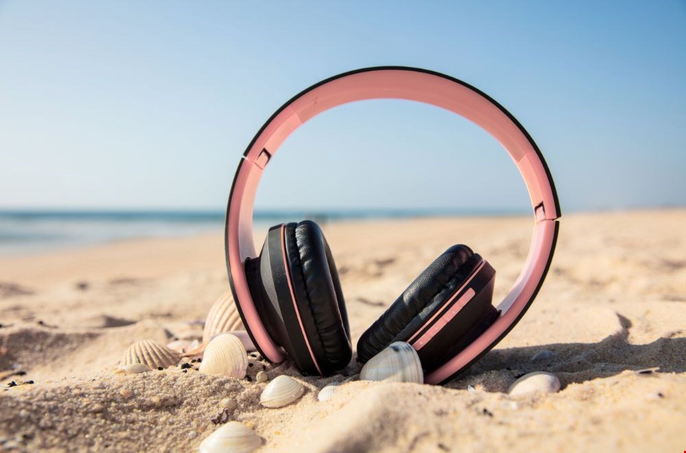 Dit wil je horen: meer dan 30 podcast- en luisterboeken voor deze zomer!