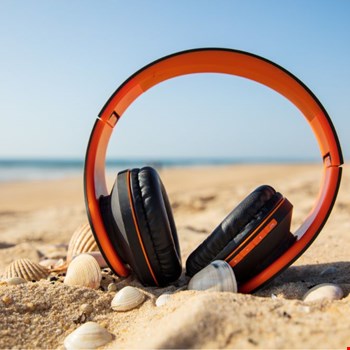 Dit wil je horen: meer dan 30 podcast- en luisterboeken voor deze zomer!