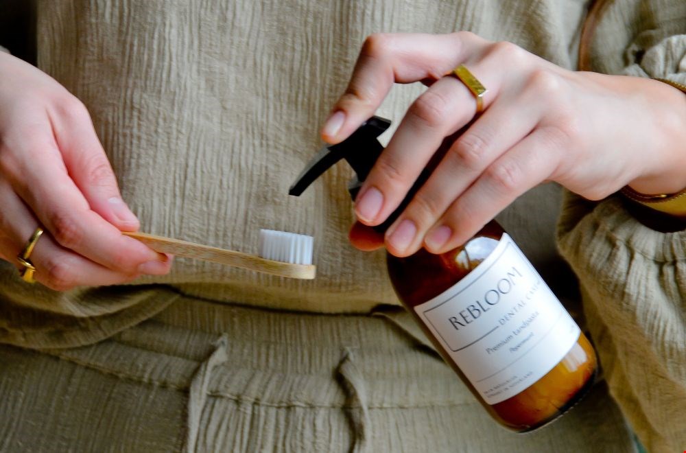 Chic hoor, de tandpasta van RebloomCare zit in een glazen fles met pompje! Chic hoor, de tandpasta van RebloomCare zit in een glazen fles met pompje!