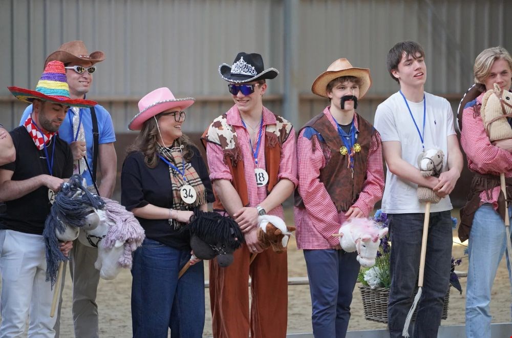 Lachen bij Lolmetjehobbyhorseknol! Lachen bij Lolmetjehobbyhorseknol!