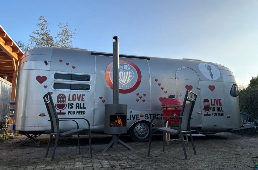 Logeren in de camper van All You Need Is Love via Vipio