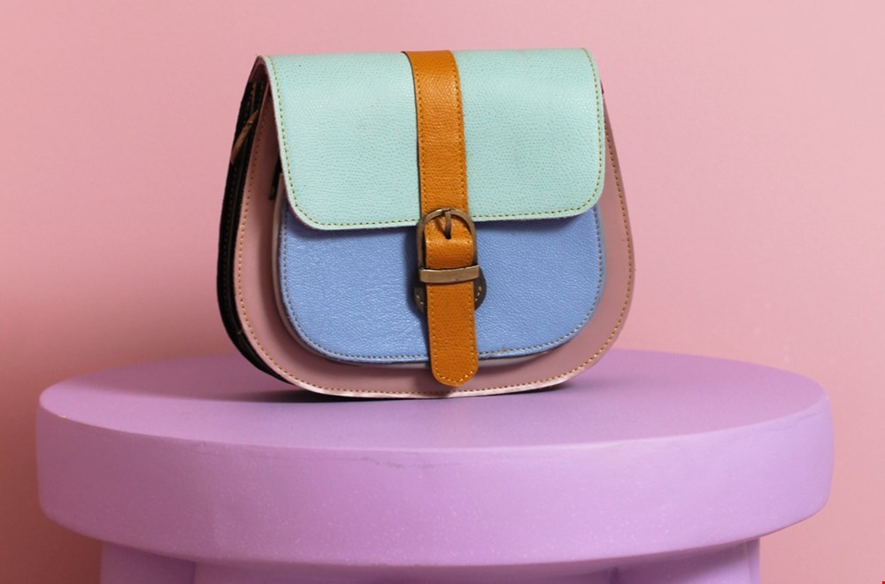 Unieke leren tas van Treasure Label, fairtrade gemaakt van leer leftovers. Van elke tas bestaat er maar één.