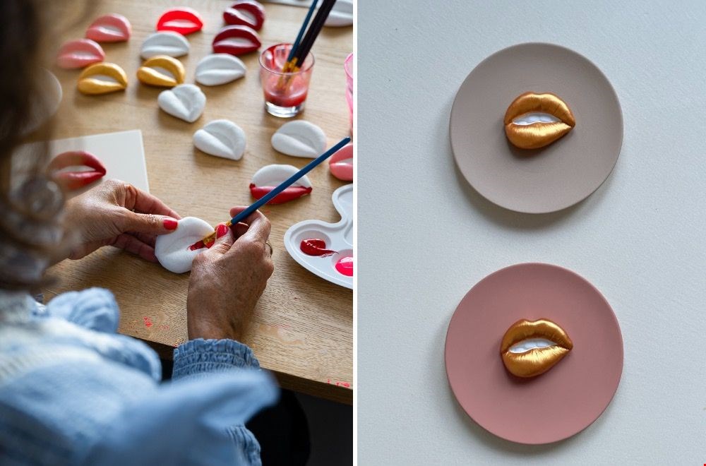 Keramieken wandbord met iconisch 3D mondje van Interior Canalhouse, met de hand gegoten en beschilderd.