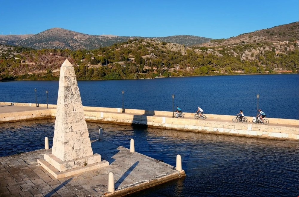 Fietsen langs de kust op een Grieks eiland tijdens een bike and boat reis in de Ionische eilanden