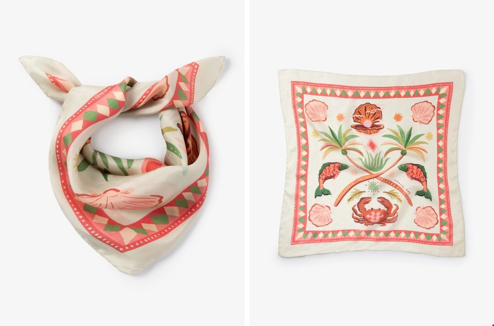 Zijden sjaal van Sissy-Boy met zomerse print van kreeften, schelpjes, vissen, parels en palmbomen.
