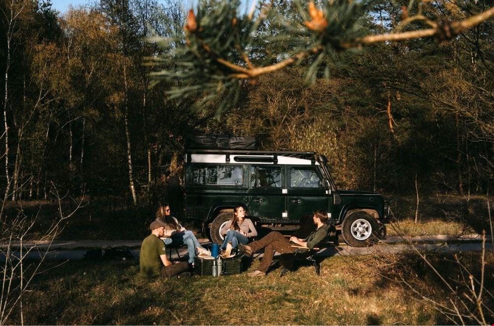 Met een klassieke Land Rover de Veluwe op en wild spotten: offline wordt het niet veel leuker dan dit.