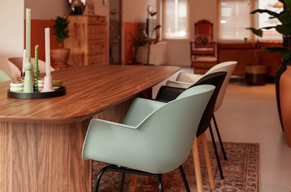 IJsblauwe retro eetkamerstoel Cuyp van MaximaVida met zwart buisframe