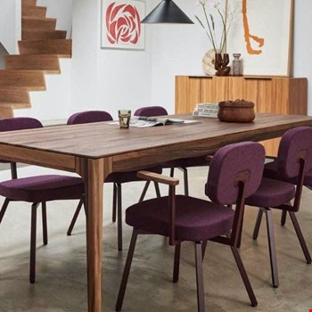 Walnoothouten eettafel met paarse eetkamerstoelen – woontrends najaar 2026