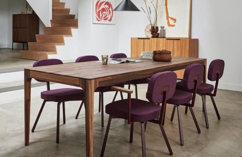 Walnoothouten eettafel met paarse eetkamerstoelen – woontrends najaar 2026