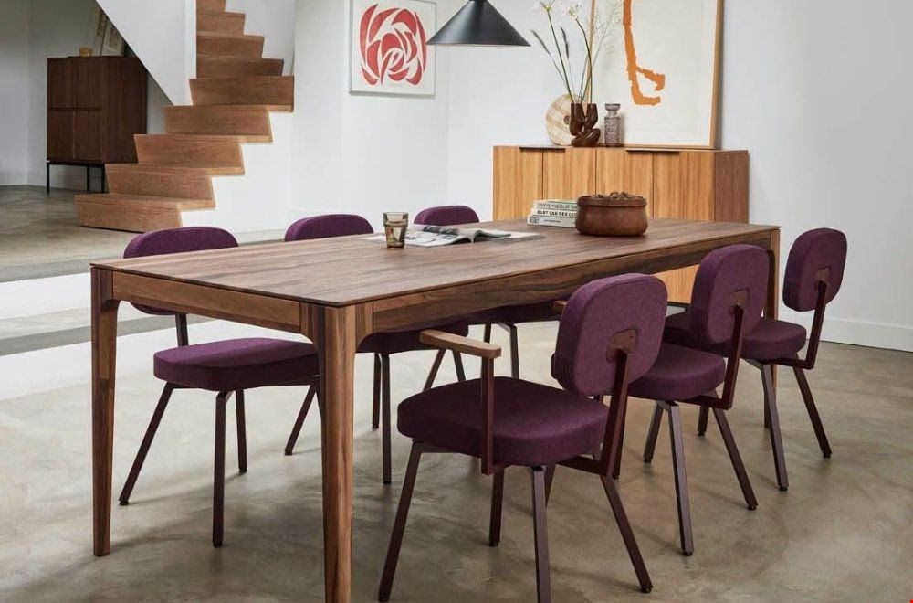 Walnoothouten eettafel met paarse eetkamerstoelen – woontrends najaar 2026