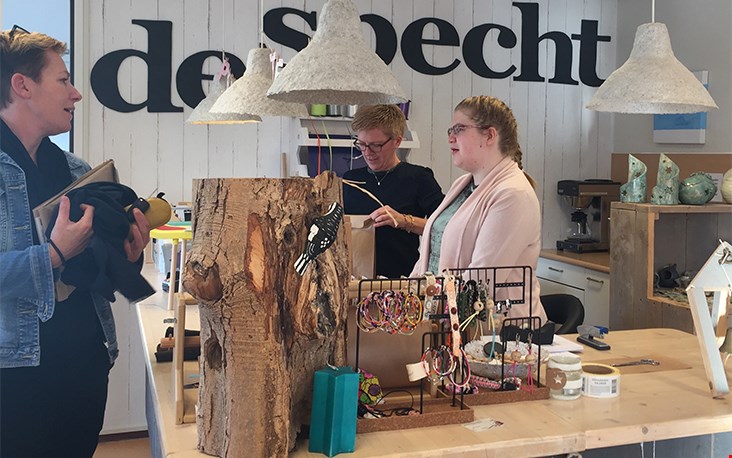Links Margriet, zus Anja en Marjolein pakken onze aankopen in! Links Margriet, zus Anja en Marjolein pakken onze aankopen in!