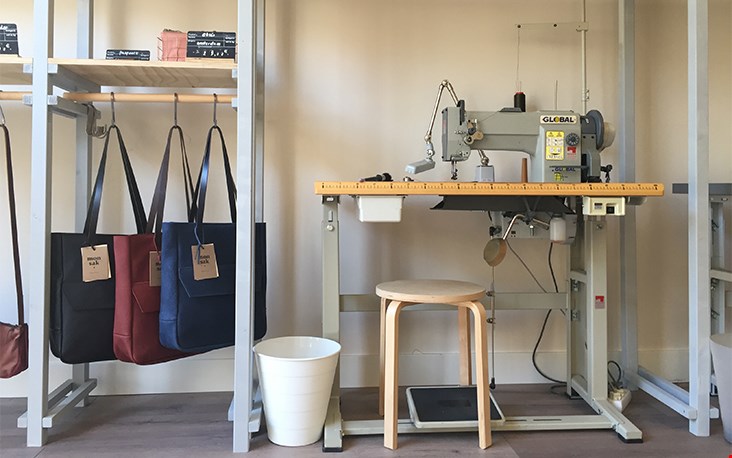 Hier gebeurt het, elke monsak tas wordt in het atelier in Amsterdam met de hand gemaakt Hier gebeurt het, elke monsak tas wordt in het atelier in Amsterdam met de hand gemaakt