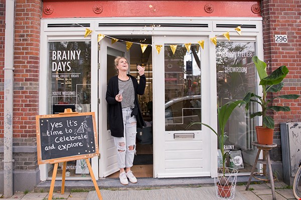 Let's celebrate! Vera voor haar winkel in Amsterdam Let's celebrate! Vera voor haar winkel in Amsterdam