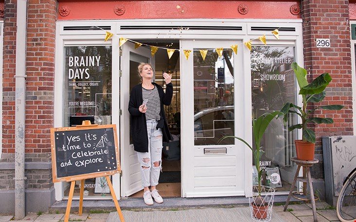 Let's celebrate! Vera voor haar winkel in Amsterdam Let's celebrate! Vera voor haar winkel in Amsterdam