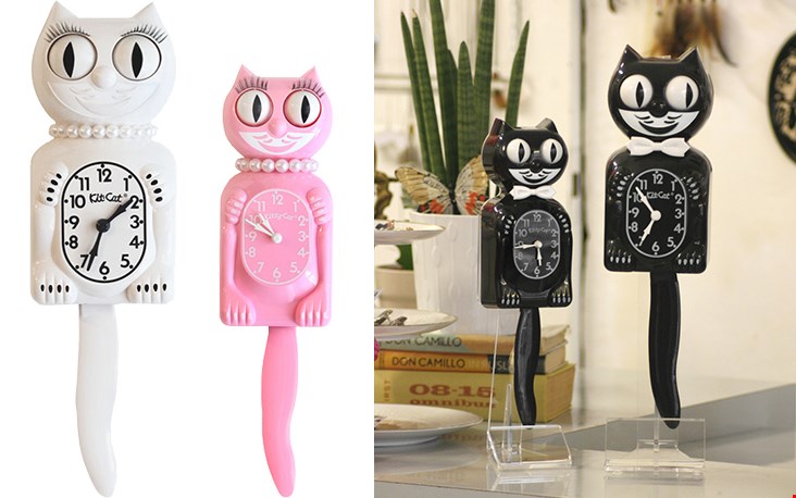 Rechts de originele zwarte/witte Kit-Cat Clock zoals ie al sinds de jaren 30 gemaakt wordt. Sinds 2001 heeft Kit-Cat gezelschap gekregen van een Lady-friend met haar glanzende parelketting en volle wimpers (links). Rechts de originele zwarte/witte Kit-Cat Clock zoals ie al sinds de jaren 30 gemaakt wordt. Sinds 2001 heeft Kit-Cat gezelschap gekregen van een Lady-friend met haar glanzende parelketting en volle wimpers (links).