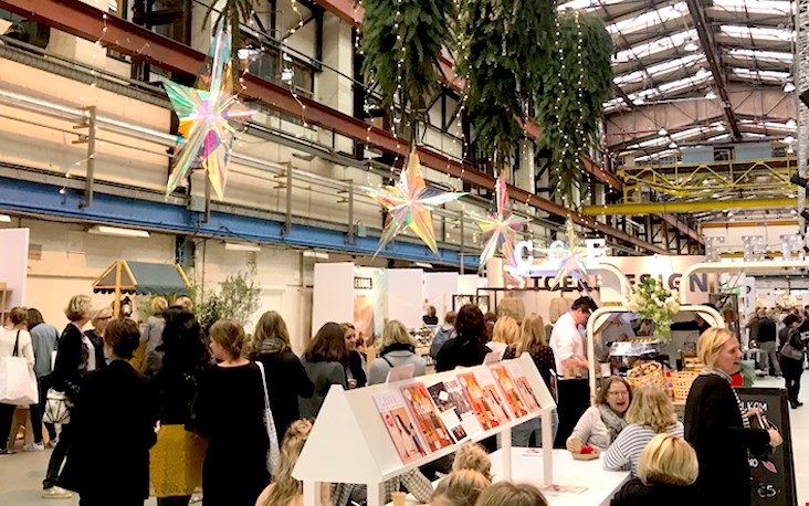 Op-z'n-kop kerstbomen bij de leestafel Op-z'n-kop kerstbomen bij de leestafel