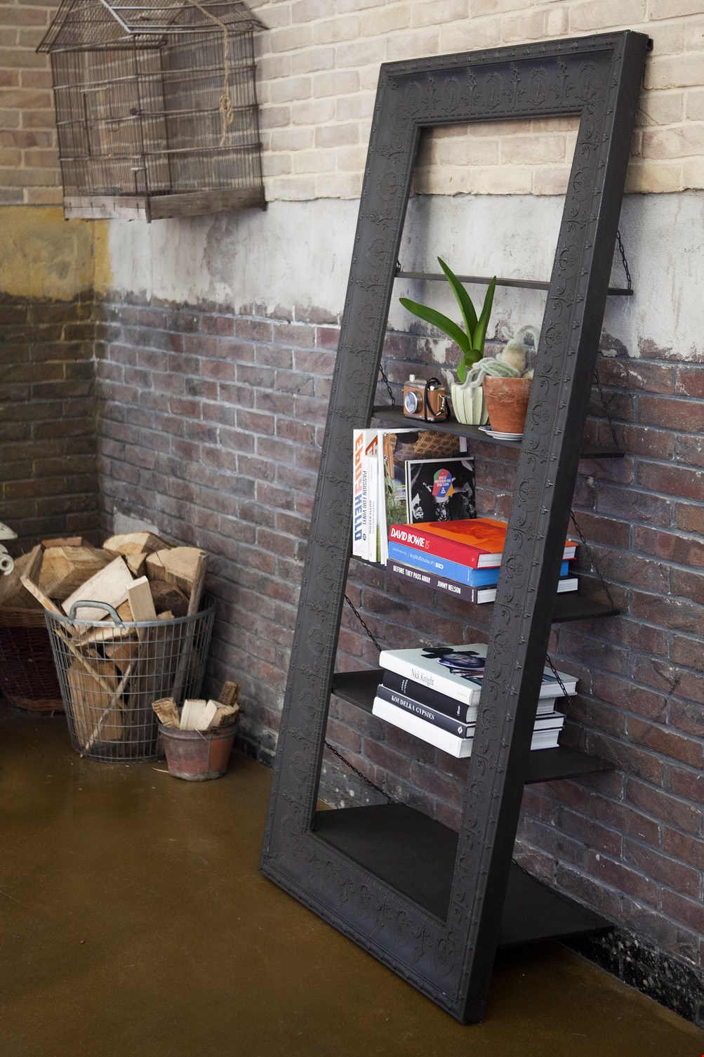 Schuin geplaatste boekenkast: leuk! Schuin geplaatste boekenkast: leuk!