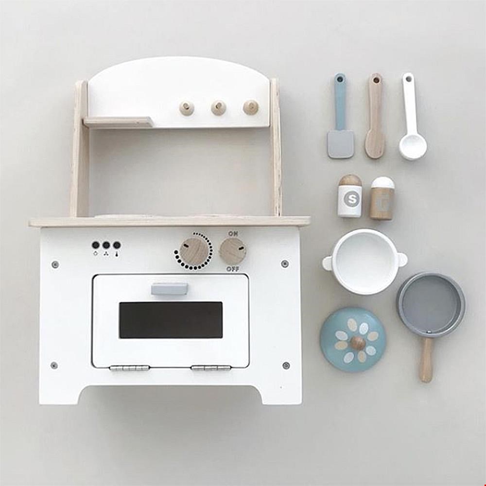 Heerlijk spelen met dit houten keukentje! Heerlijk spelen met dit houten keukentje!