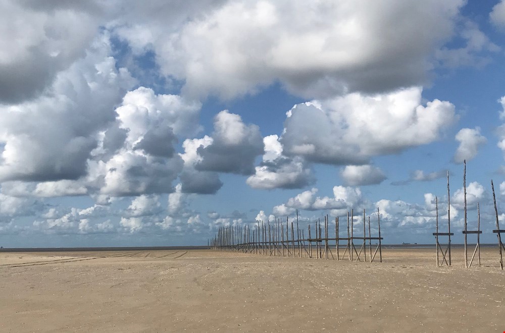 Vroeger liep de zee tot aan de palen en meerden hier de boten aan Vroeger liep de zee tot aan de palen en meerden hier de boten aan