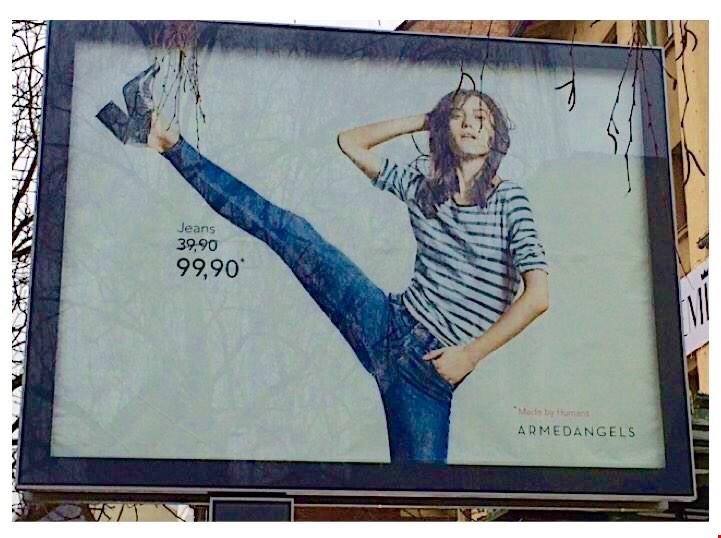 Met dit billboard legt Armedangels de vinger op de zere plek Met dit billboard legt Armedangels de vinger op de zere plek