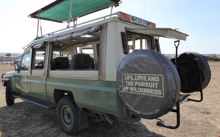 Ons vervoermiddel tijdens de safari, mét daarop een geweldig motto Ons vervoermiddel tijdens de safari, mét daarop een geweldig motto