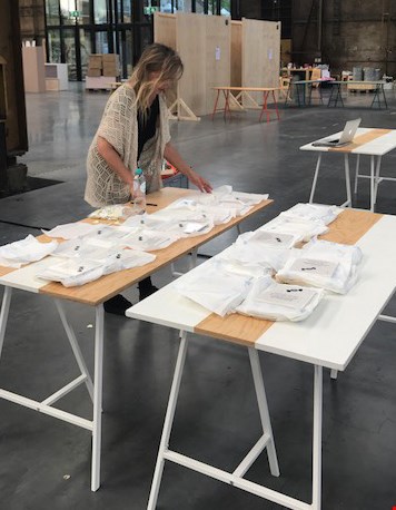 Marije is bezig met een verrassing voor de webshops Marije is bezig met een verrassing voor de webshops