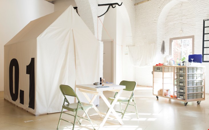 Emmy zet haar tenten op in de oude Mengfabriek Emmy zet haar tenten op in de oude Mengfabriek