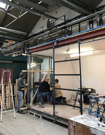 Grote glasplaat erin. Spannend Grote glasplaat erin. Spannend