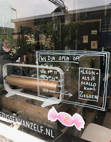 Het snoepje ontbreekt niet op 't raam Het snoepje ontbreekt niet op 't raam