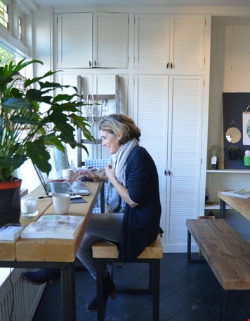 Claudia op haar werkplek Claudia op haar werkplek