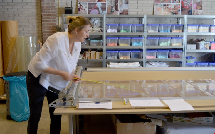 Floor aan het snijden in de loods Floor aan het snijden in de loods