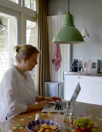 Bij Floor aan de keukentafel Bij Floor aan de keukentafel