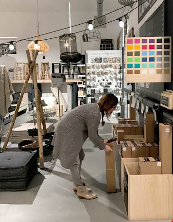 Suus aan het werk in de showroom Suus aan het werk in de showroom