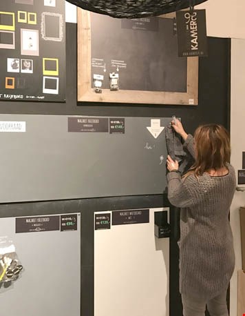 Alles voor aan de muur! Alles voor aan de muur!