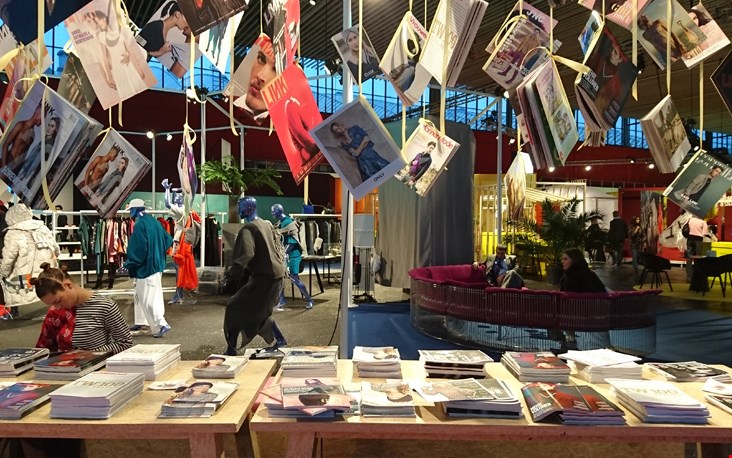 Hier pak je nog even je favoriete modemagazine mee  Hier pak je nog even je favoriete modemagazine mee