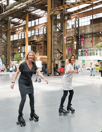 ... en op de disco rolschaatsbaan! (foto @Zilverblauw.nl) ... en op de disco rolschaatsbaan! (foto @Zilverblauw.nl)