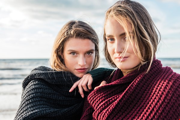 Stylish de kou in met deze grofgebreide omslagdoeken Stylish de kou in met deze grofgebreide omslagdoeken