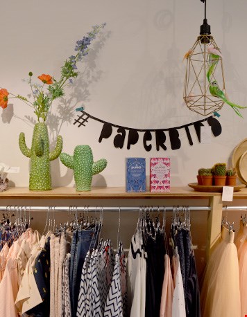 Inspiratieplanken boven de kledingrekken Inspiratieplanken boven de kledingrekken