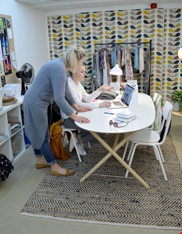 Catharina en Nicole checken de social media Catharina en Nicole checken de social media