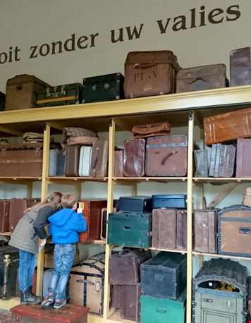 ...en de kast met koffers ...en de kast met koffers
