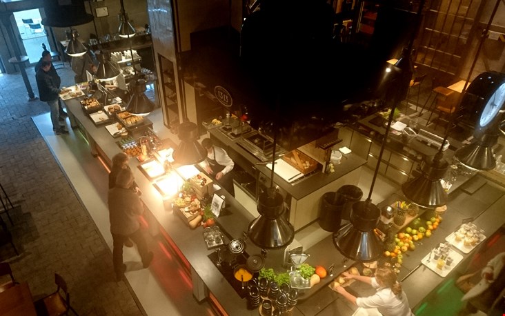 Het zelfbedieningsrestaurant, gezien van bovenaf Het zelfbedieningsrestaurant, gezien van bovenaf