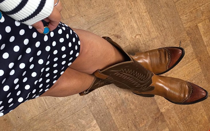 Cowboylaarzen er onder en je outfit is helemaal af! Cowboylaarzen er onder en je outfit is helemaal af!