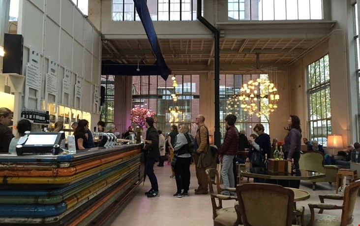 Lunchen in het bijzondere gebouw van Piet Hein Eek Lunchen in het bijzondere gebouw van Piet Hein Eek