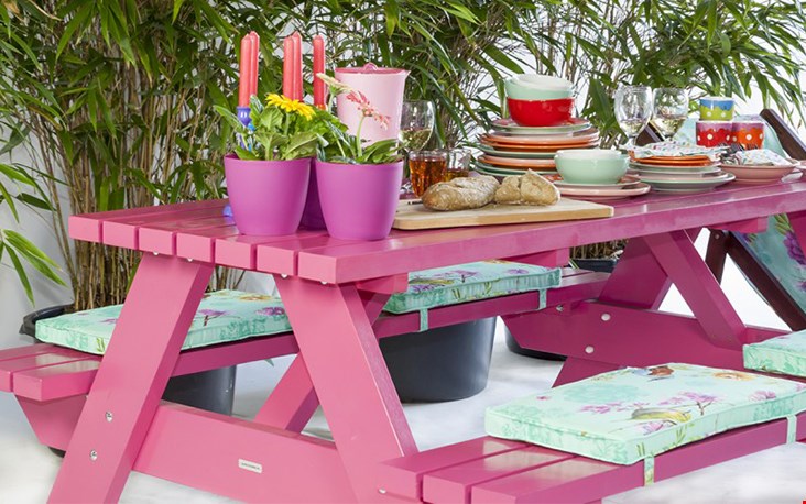 Gezelligheid rondom de picknicktafel Gezelligheid rondom de picknicktafel